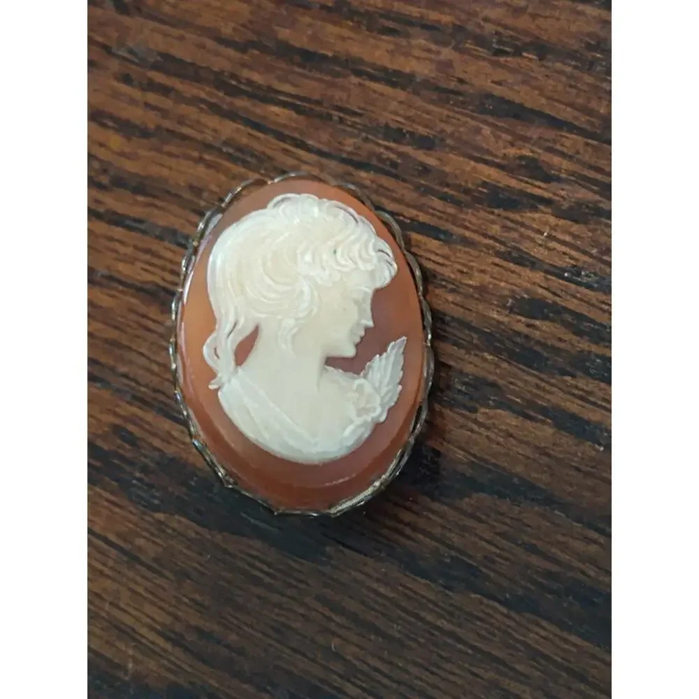 Vintage Women's Cameo Brooch
